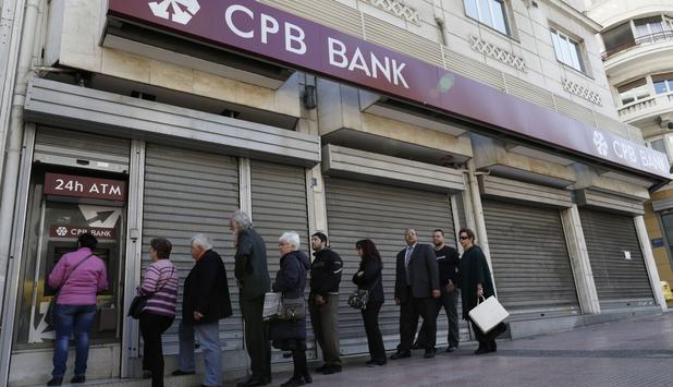 zypern: banken geschlossen, warteschlangen vor filiale