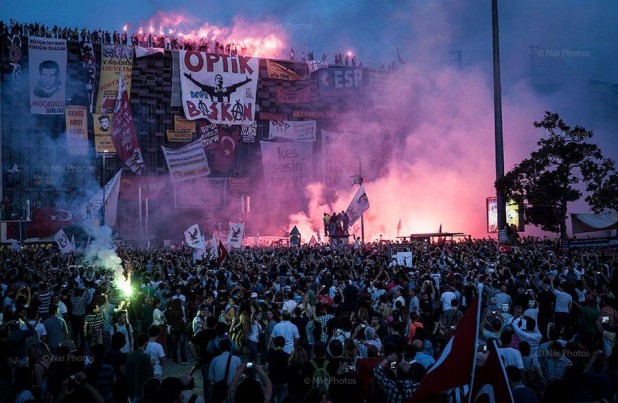 Taksim-Platz besetzt mit revolutionären Menschen