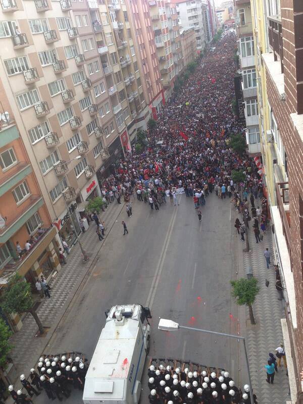 Türkei: Die Masse gegen ein Hämpfeli Bullen stehen sich in einer Strasse gegenüber