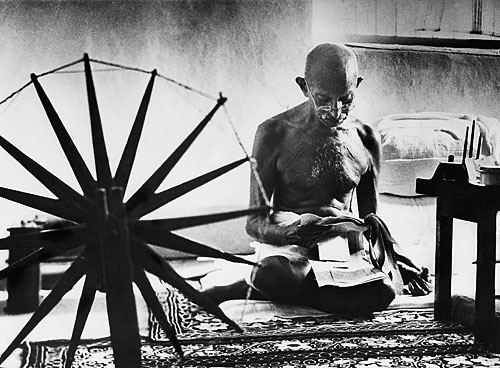 Gandhi mit Spinnrad